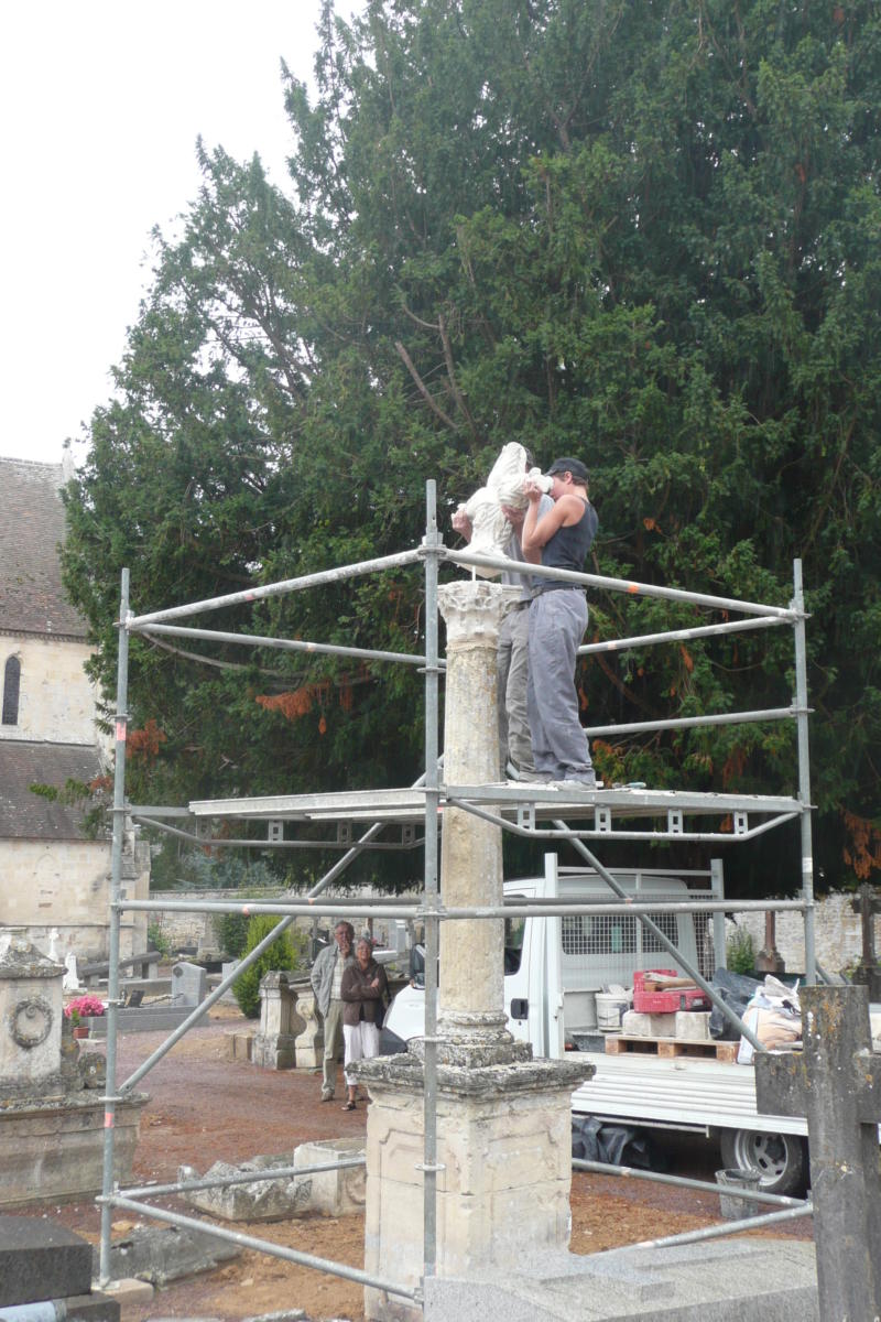 La réparation de la croix de l'église en 2010